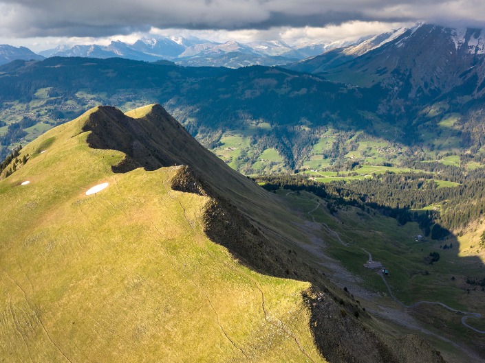 Vue de la montagne de Sulens par drone en Haute-Savoie