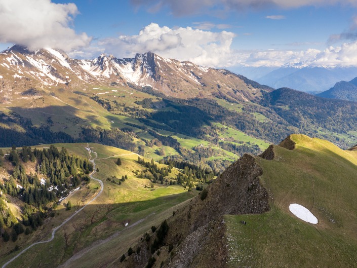 Vue de la montagne de Sulens par drone en Haute-Savoie
