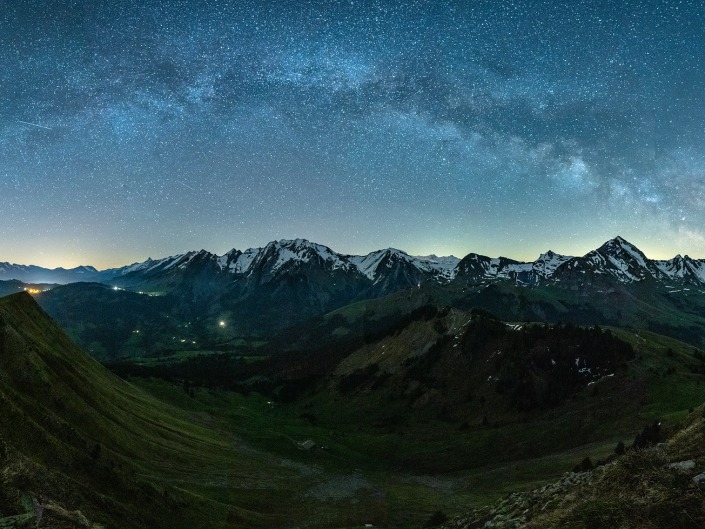 Panorama de la Voie Lactée depuis la Montagne de Sulens dans les Aravis