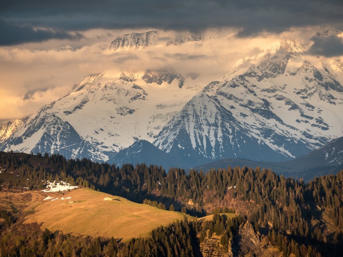 Coucher de soleil depuis la Croix des Frêtes dans les Aravis en Haute-Savoie