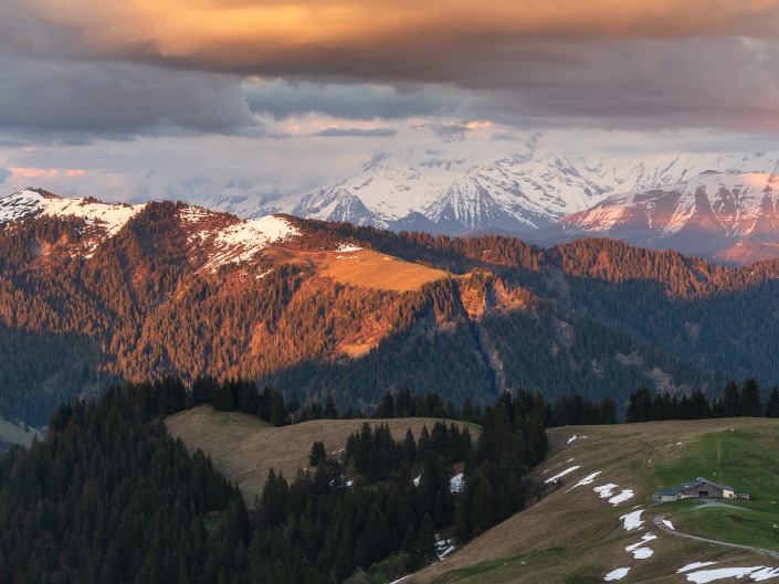 Coucher de soleil depuis la Croix des Frêtes dans les Aravis en Haute-Savoie