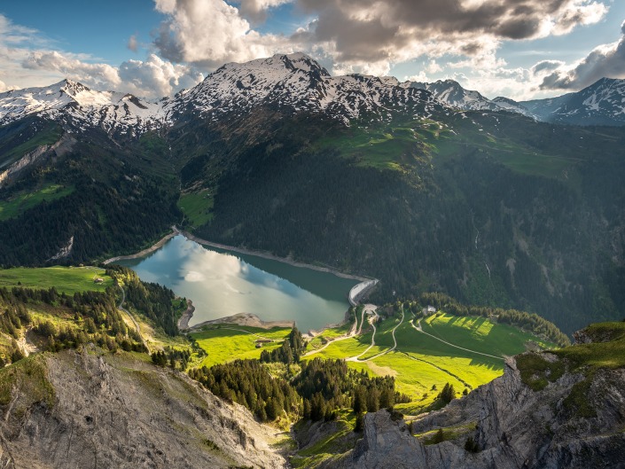 Vue sur le lac de Saint-Guérin depuis le Mont des Acrays dans le Beaufortain