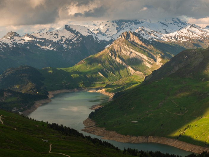 Vue sur le barrage de Roselend depuis le Mont des Acrays dans le Beaufortain