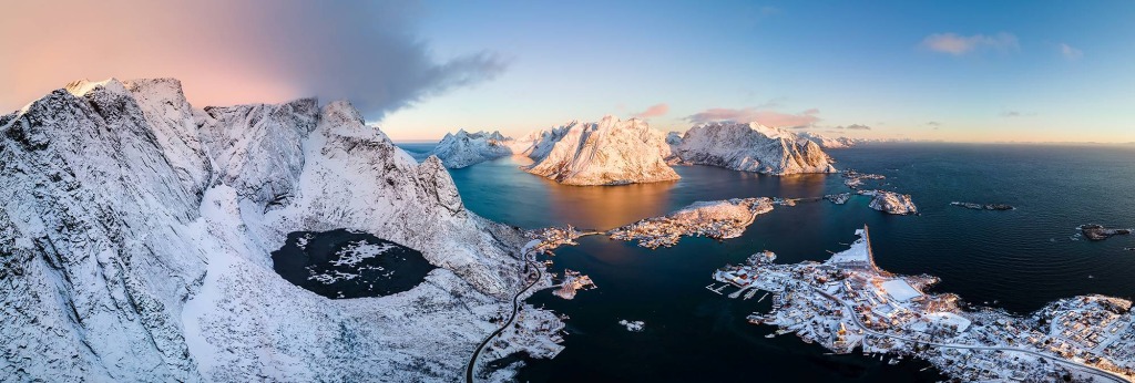 Panorama de Reine dans les Lofoten au lever de soleil, vu depuis le ciel