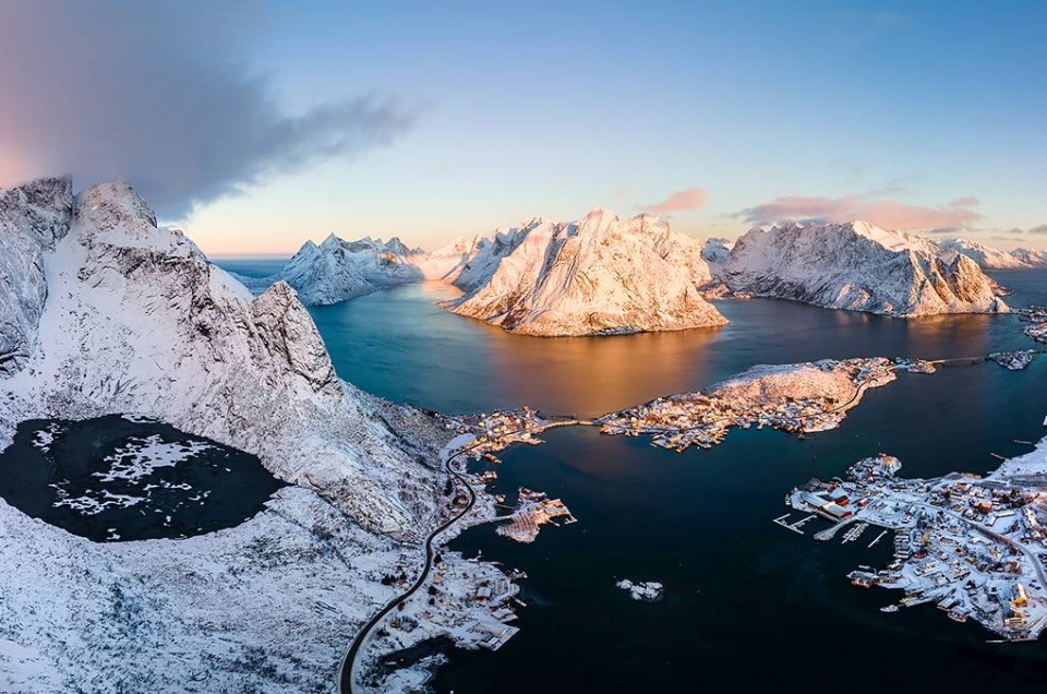 Panorama de Reine dans les Lofoten au lever de soleil, vu depuis le ciel