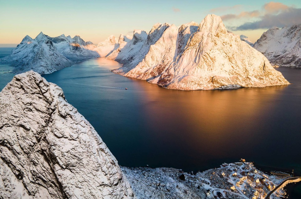 Reine dans les Lofoten au lever de soleil, vu depuis le ciel