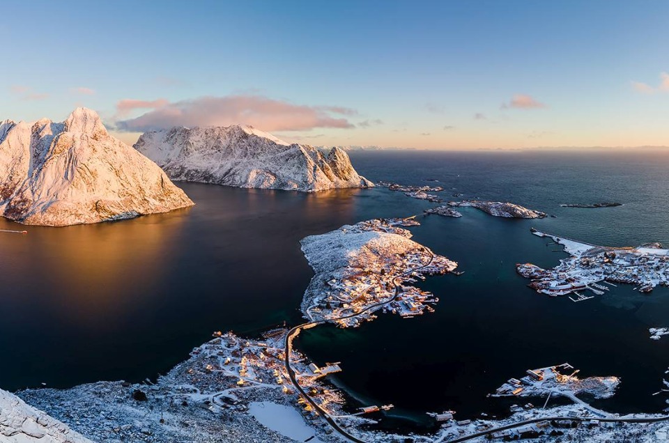 Panorama de Reine dans les Lofoten au lever de soleil, vu depuis le ciel