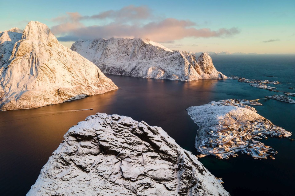 Reine dans les Lofoten au lever de soleil, vu depuis le ciel