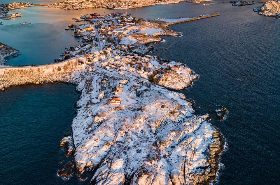 Village de Reine dans les Lofoten au lever de soleil, vu depuis le ciel