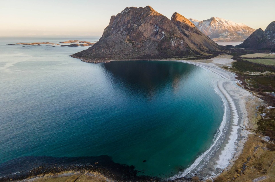 Plage de Bøsanden sur l'ile d'Engeløya en Norvège, vu du ciel