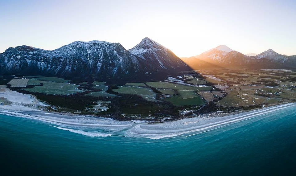 Panorama de la plage de Bøsanden sur l'ile d'Engeløya en Norvège, vu du ciel