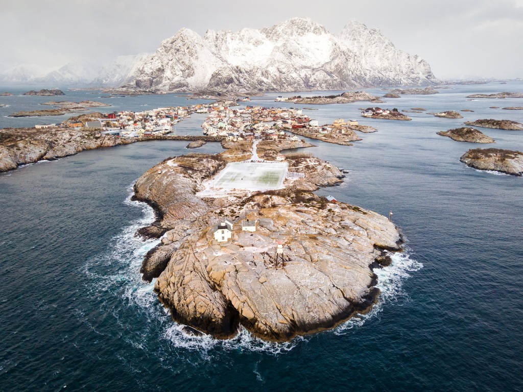 Henningsvaer dans les Lofoten en Norvège et son célèbre stade de foot