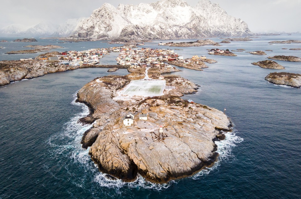 Henningsvaer dans les Lofoten en Norvège et son célèbre stade de foot