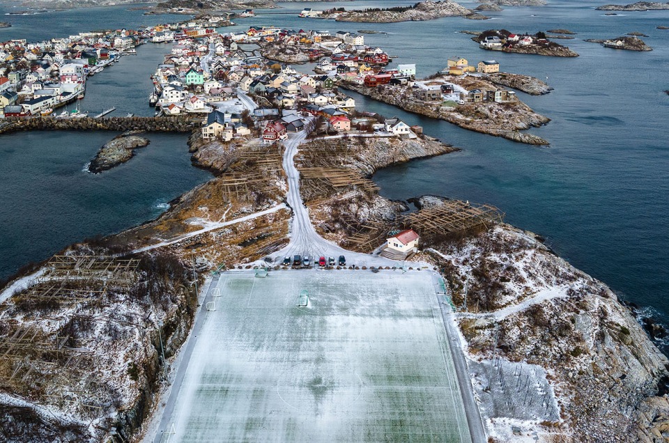 Henningsvaer dans les Lofoten en Norvège et son célèbre stade de foot