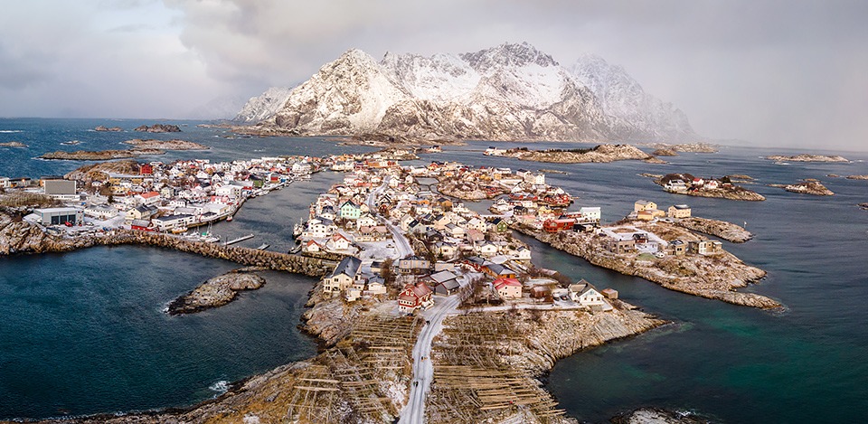 Henningsvaer dans les Lofoten en Norvège et son célèbre stade de foot