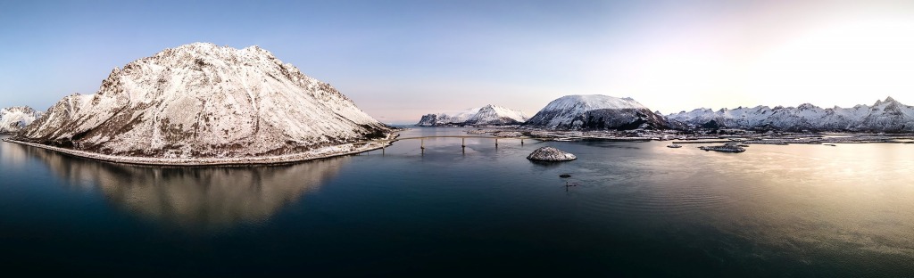 Pont permettant d'accéder à l'île de Gimsøy dans les Lofoten, vu de drone