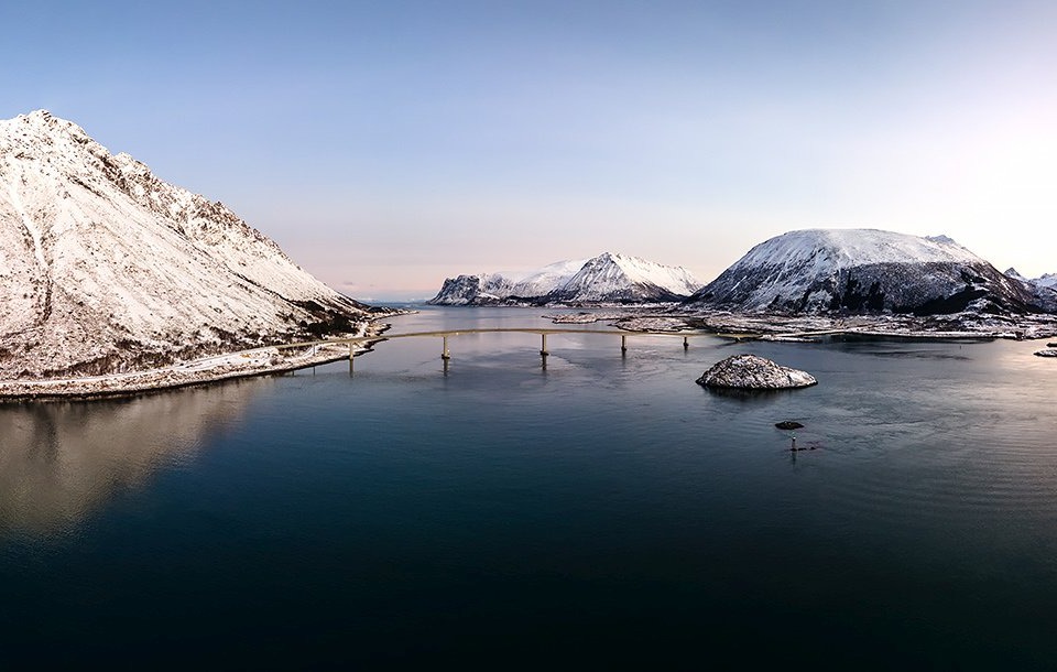 Pont permettant d'accéder à l'île de Gimsøy dans les Lofoten, vu de drone