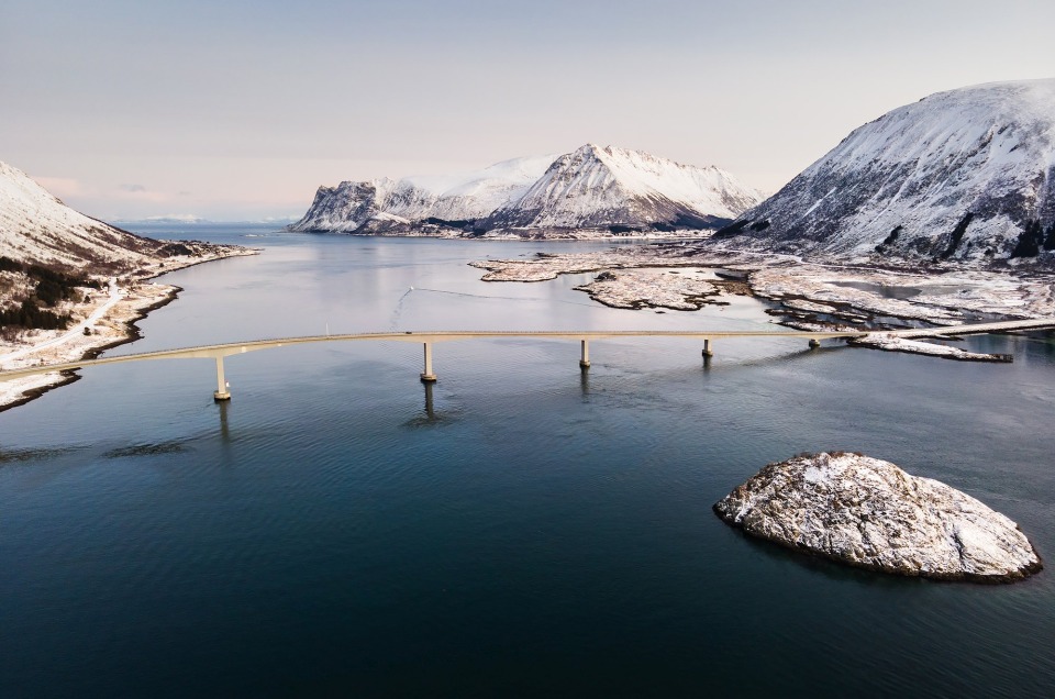 Pont permettant d'accéder à l'île de Gimsøy dans les Lofoten, vu de drone