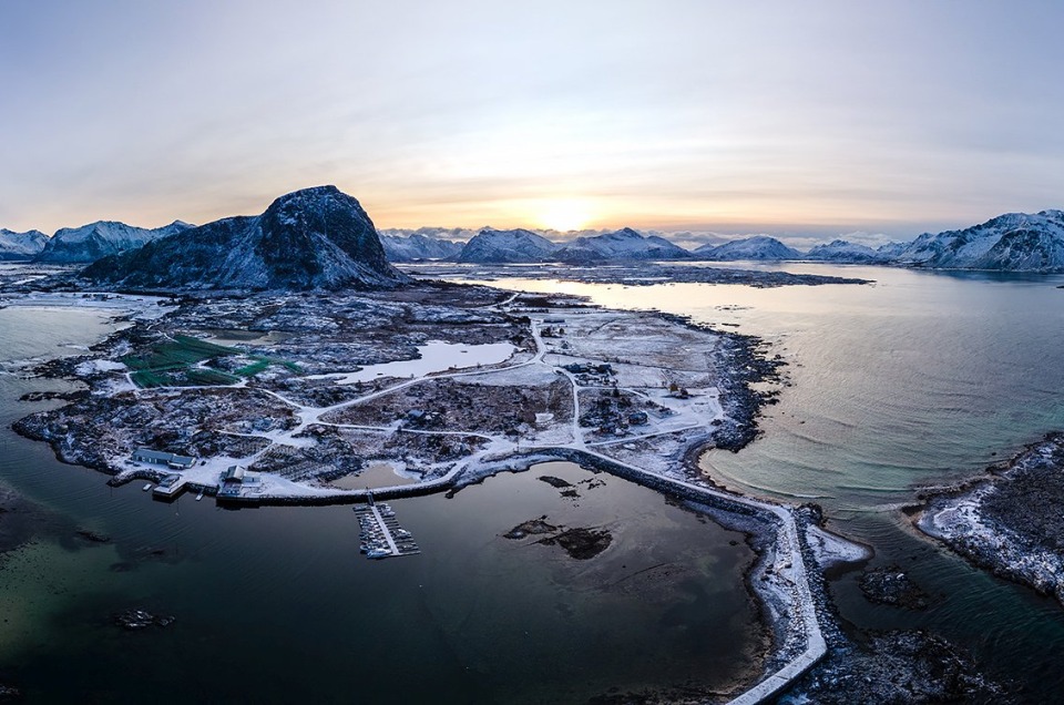 Panorama de Hovsund dans les Lofoten vu du ciel