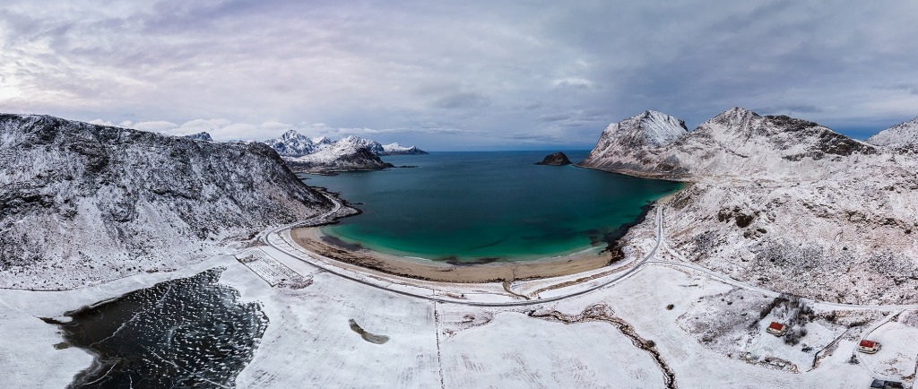 Panorama de la plage de Vik dans les Lofoten, vu du ciel