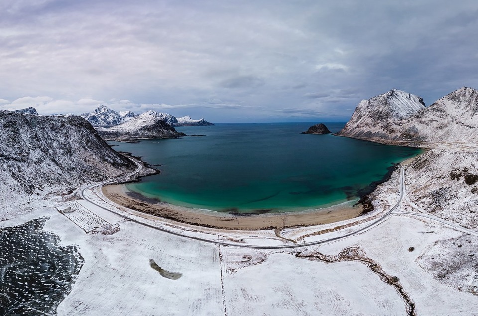 Panorama de la plage de Vik dans les Lofoten, vu du ciel