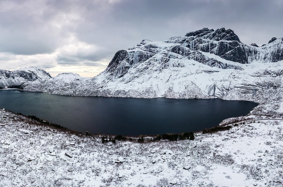 Panorama du lac de Storvatnet dans les Lofoten, vu du ciel