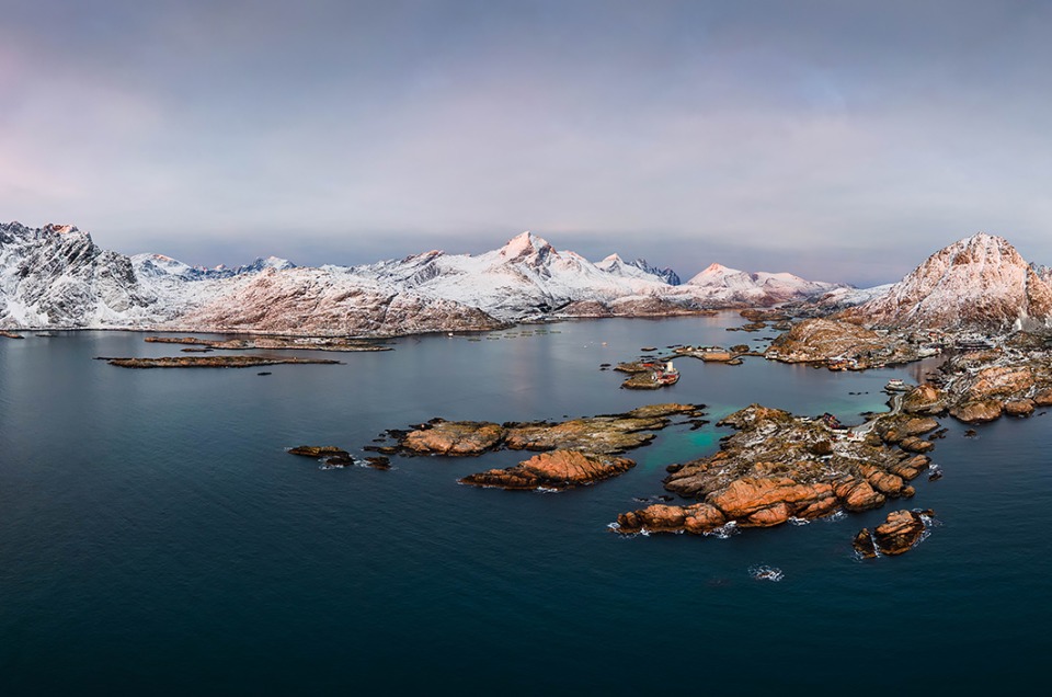 Village de Sund dans les Lofoten, au lever de soleil, vu depuis le ciel