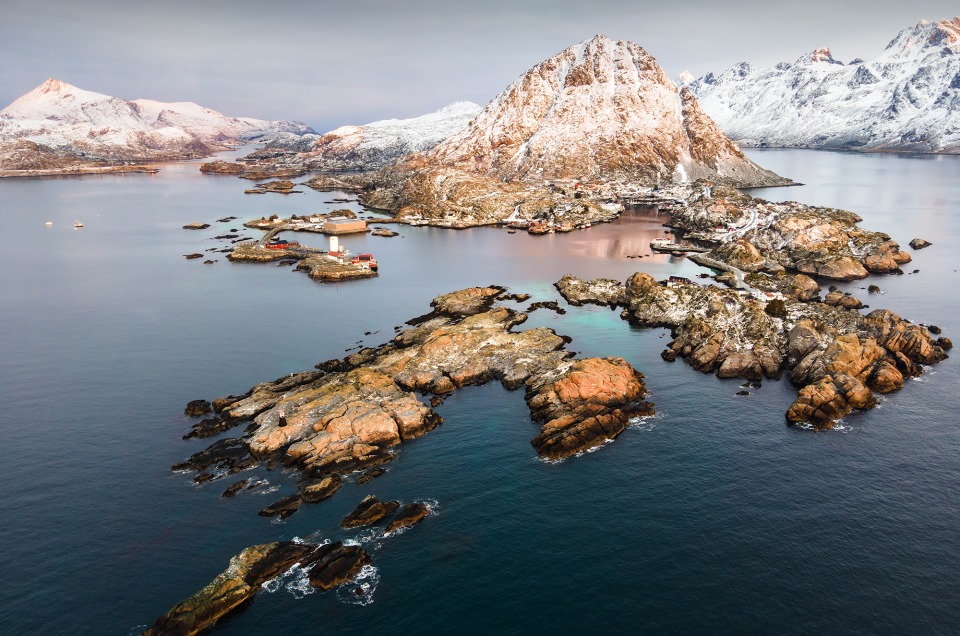 Village de Sund dans les Lofoten, au lever de soleil, vu depuis le ciel