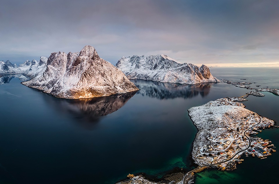 Village de Sund dans les Lofoten, au lever de soleil, vu depuis le ciel