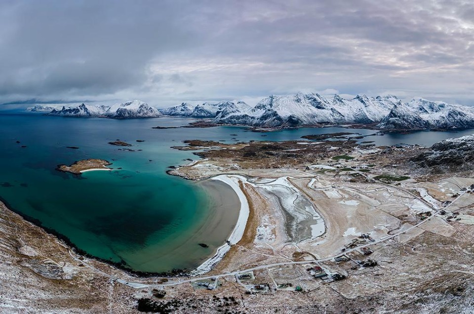 Panorama Sandbotnen à Fredvang dans les Lofoten, vu du ciel