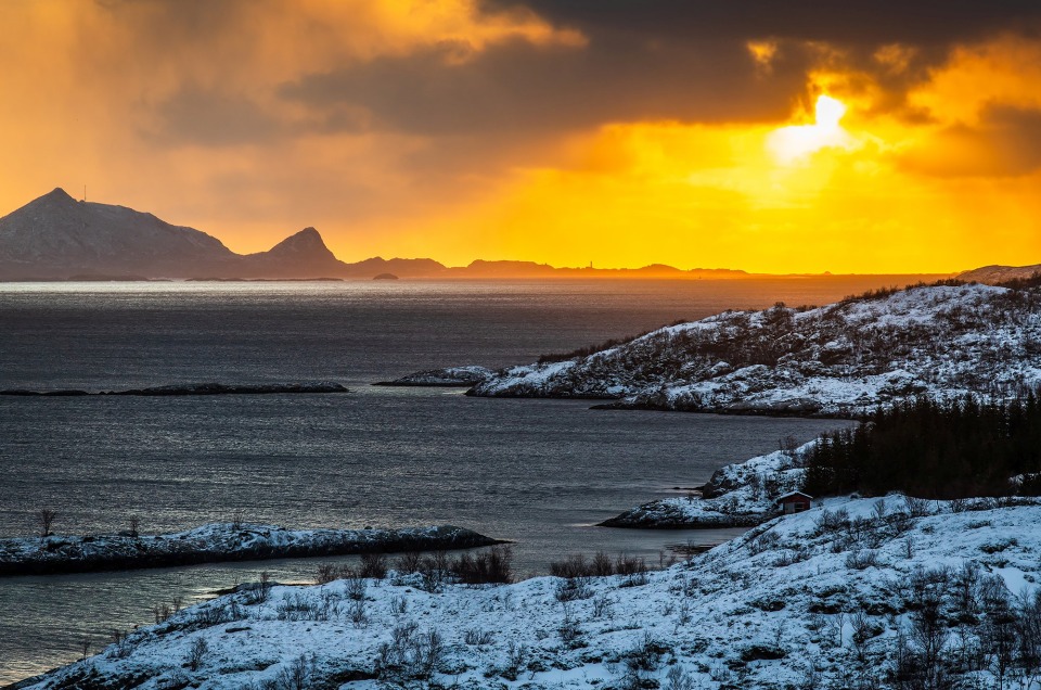 Coucher de soleil depuis Støvelhaugen dans les Lofoten