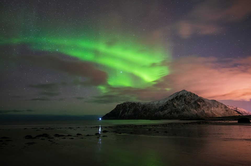 Aurore boréale près de Flakstad dans les Lofoten en Norvège