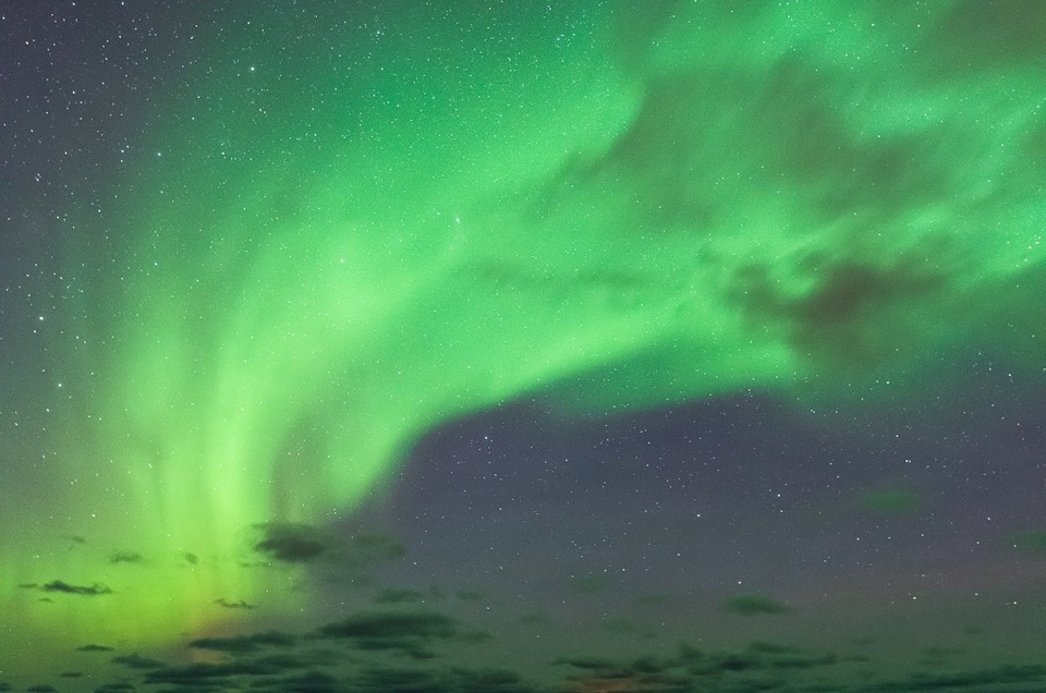 Aurore boréale près de Flakstad dans les Lofoten en Norvège