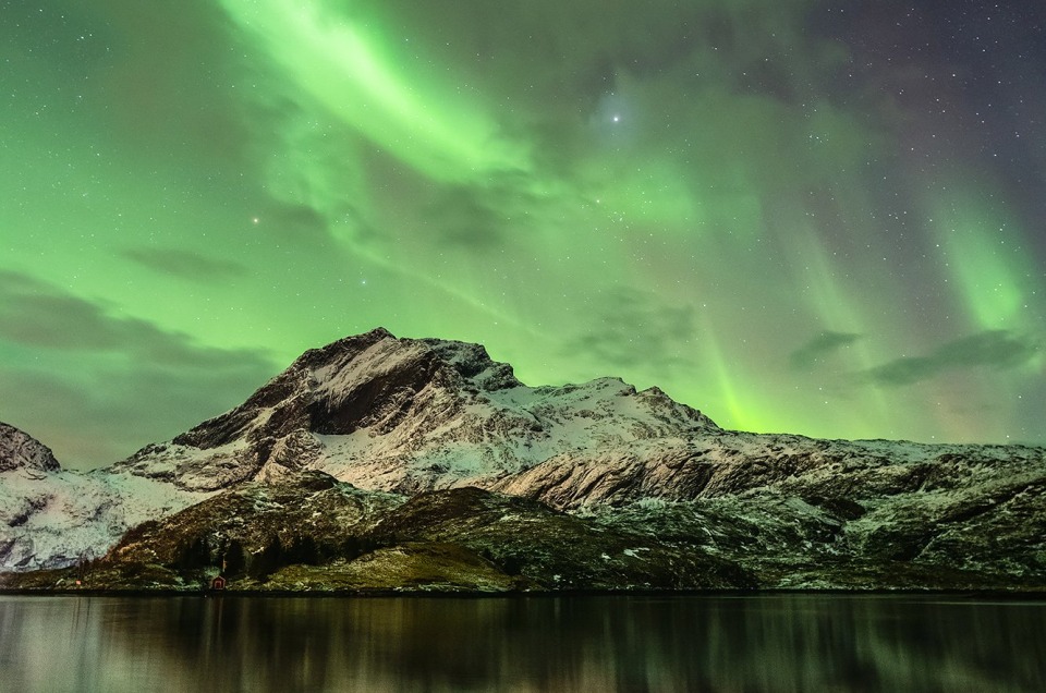 Aurore boréale près de Ramberg dans les Lofoten en Norvège