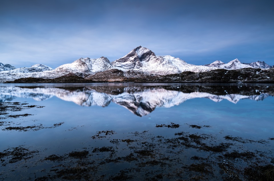 Skjenfjorden dans les Lofoten au lever du jour