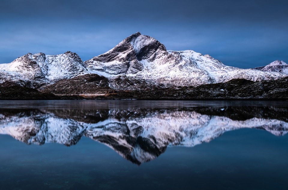 Skjenfjorden dans les Lofoten au lever du jour