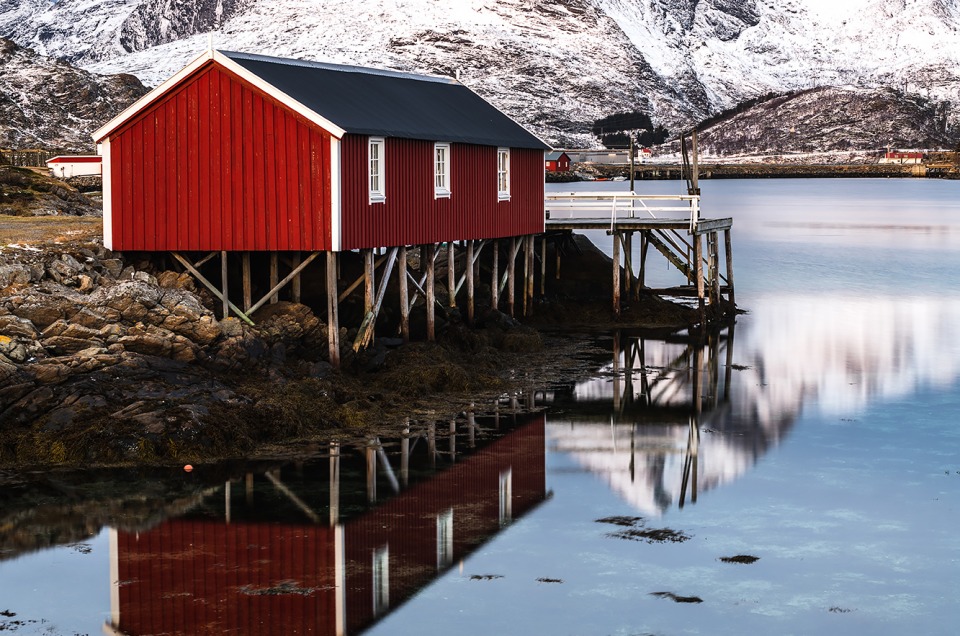 Port de Sund dans les Lofoten avec la cabane de pêcheur