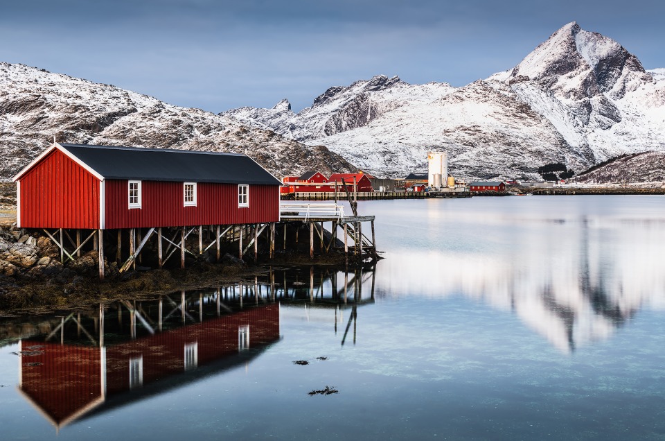 Port de Sund dans les Lofoten avec la cabane de pêcheur