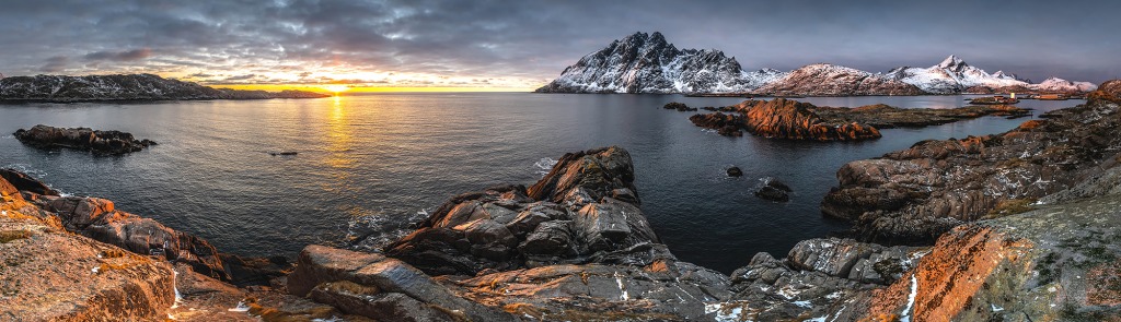 Panorama du lever de soleil au village de Sund dans les Lofoten