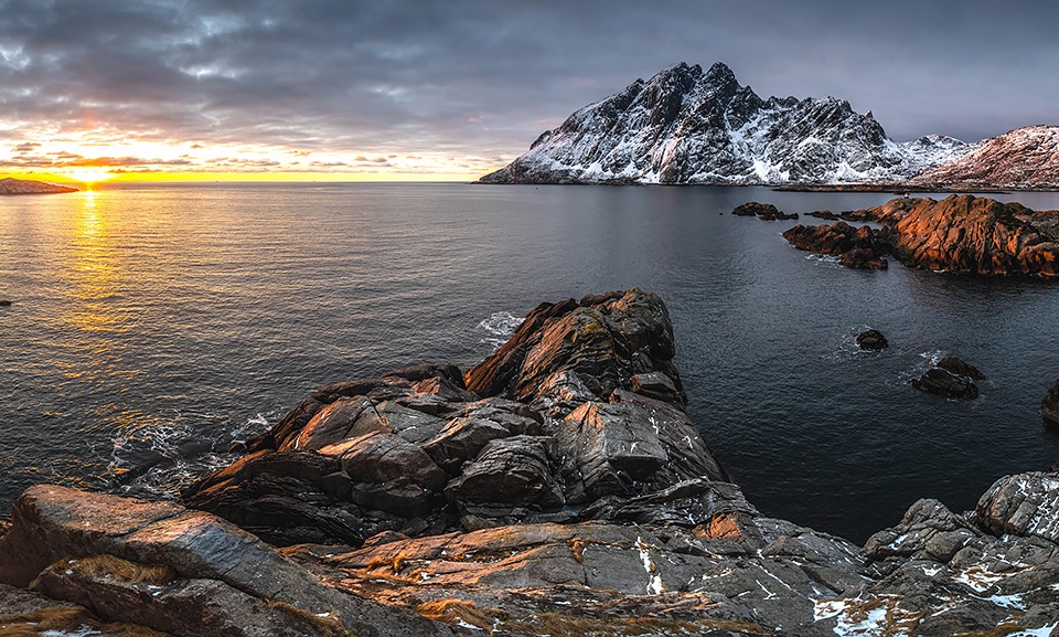 Panorama du lever de soleil au village de Sund dans les Lofoten