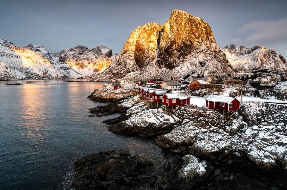 Lever de soleil à Hamnøya avec la montagne de Festhaeltinden