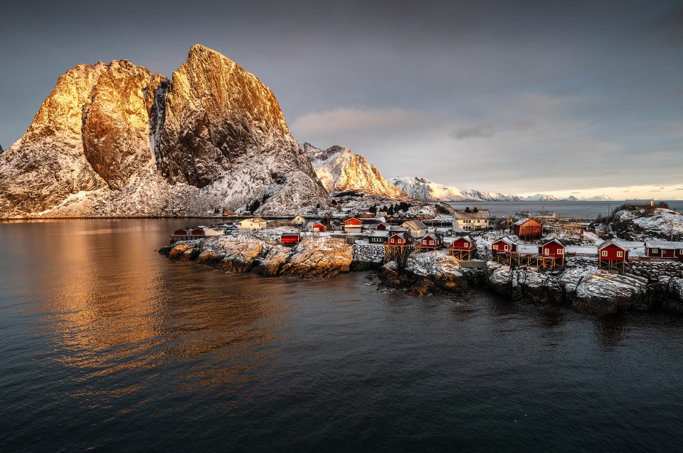 Lever de soleil à Hamnøya avec la montagne de Festhaeltinden