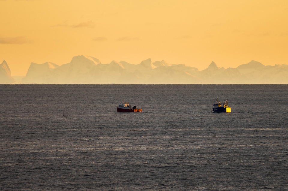 Bateau de pêcheur au large de Reine, dans les Vestfjorden