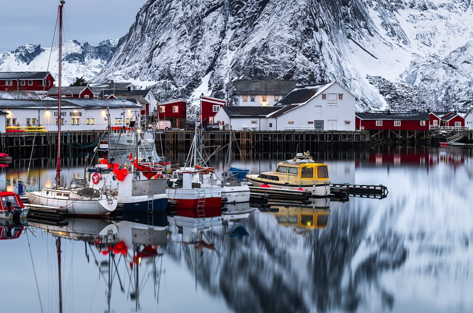 Port de Hamnøya dans les Lofoten à la tombée de la nuit