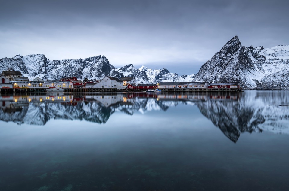 Port de Hamnøya dans les Lofoten à la tombée de la nuit