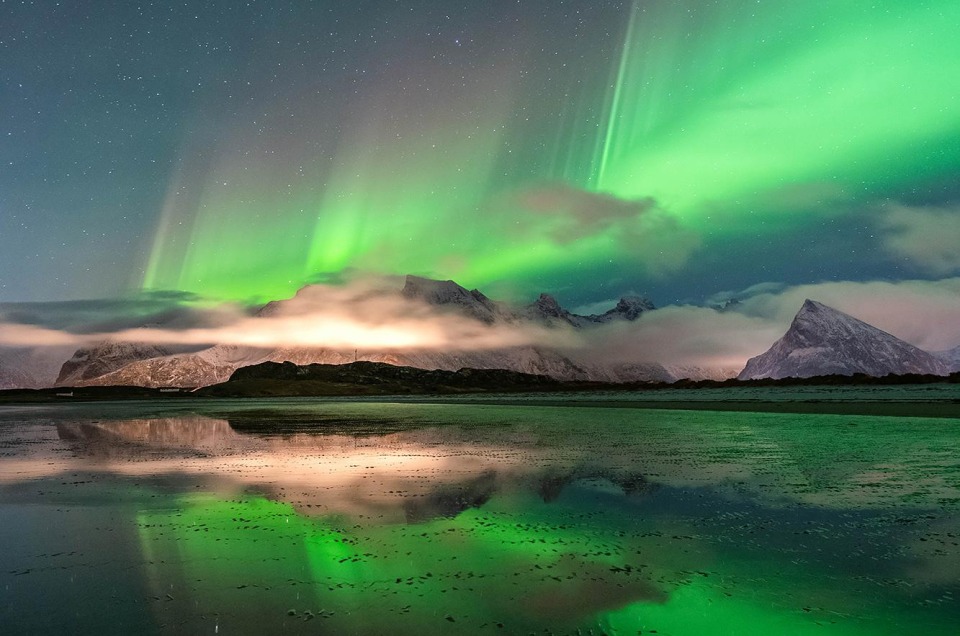 Aurore boréale depuis Sandbotnen à Fredvang dans les Lofoten