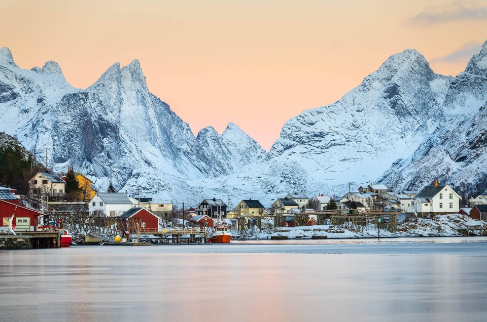 Lever du jour au bord de Gravdalsbukta à Reine dans les Lofoten