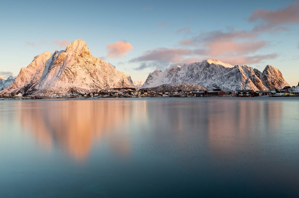 Lever du jour au bord de Gravdalsbukta à Reine dans les Lofoten