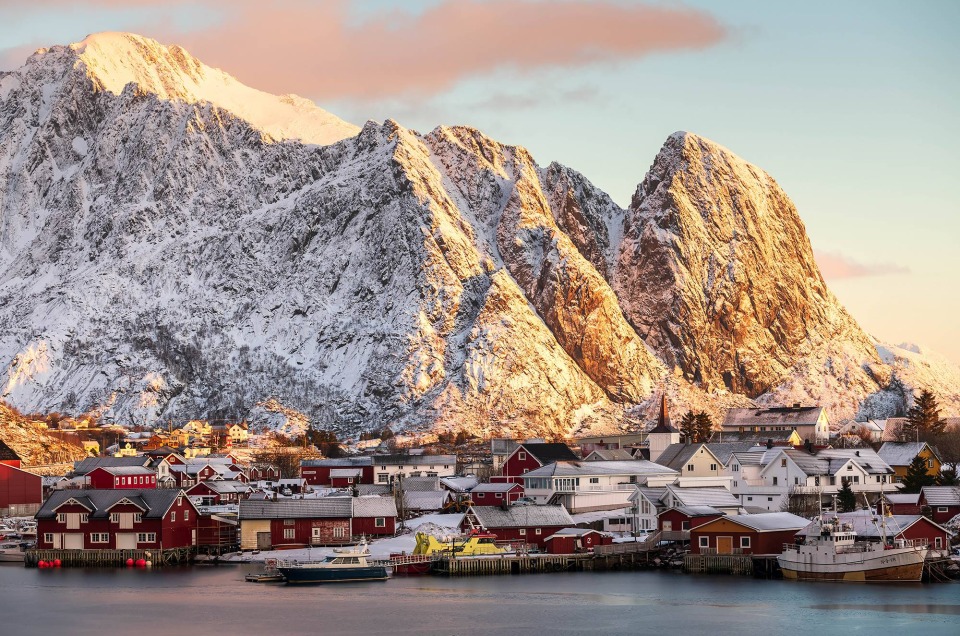 Lever du jour au bord de Gravdalsbukta à Reine dans les Lofoten