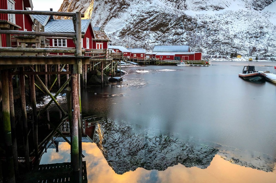 Reflet du Reinebringen dans le port de Reine dans les Lofoten